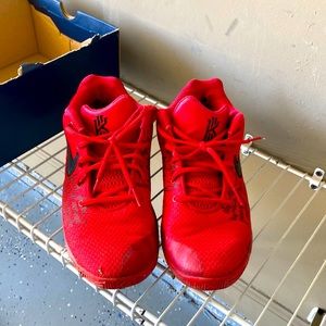 NIKE KYRIE BASKETBALL SHOES